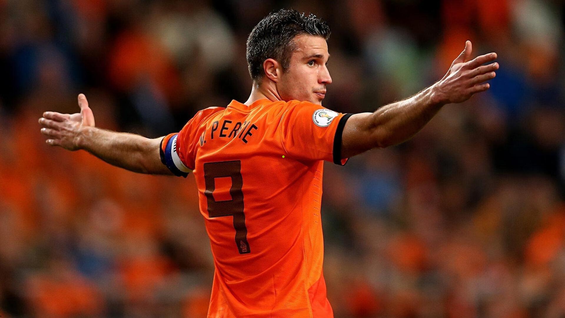 荷兰老将前锋转型后卫显奇效，轻取弱旅距美加墨世界杯仅半步之遥